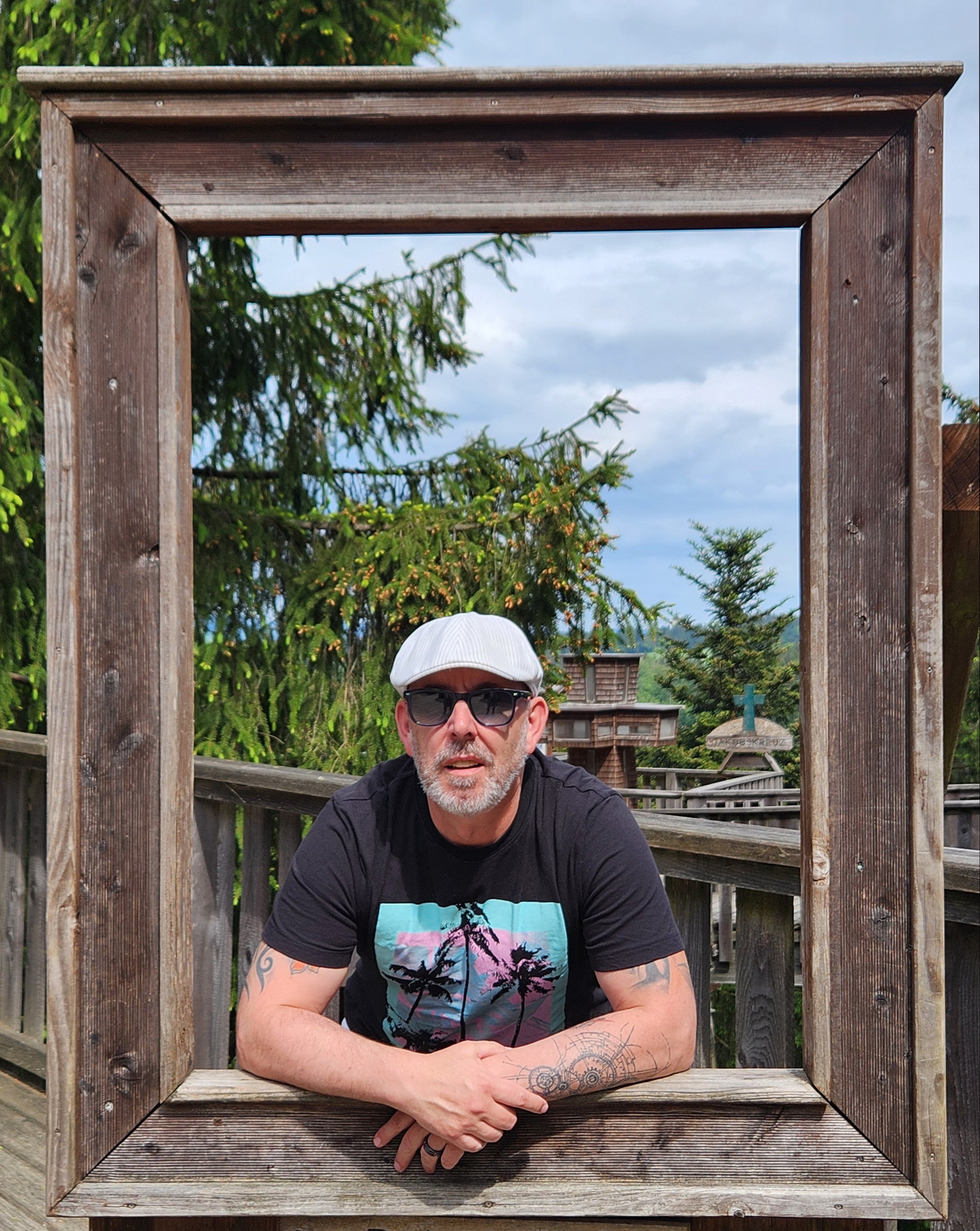 GUNÉR als Porträt in einem großen Holzrahmen